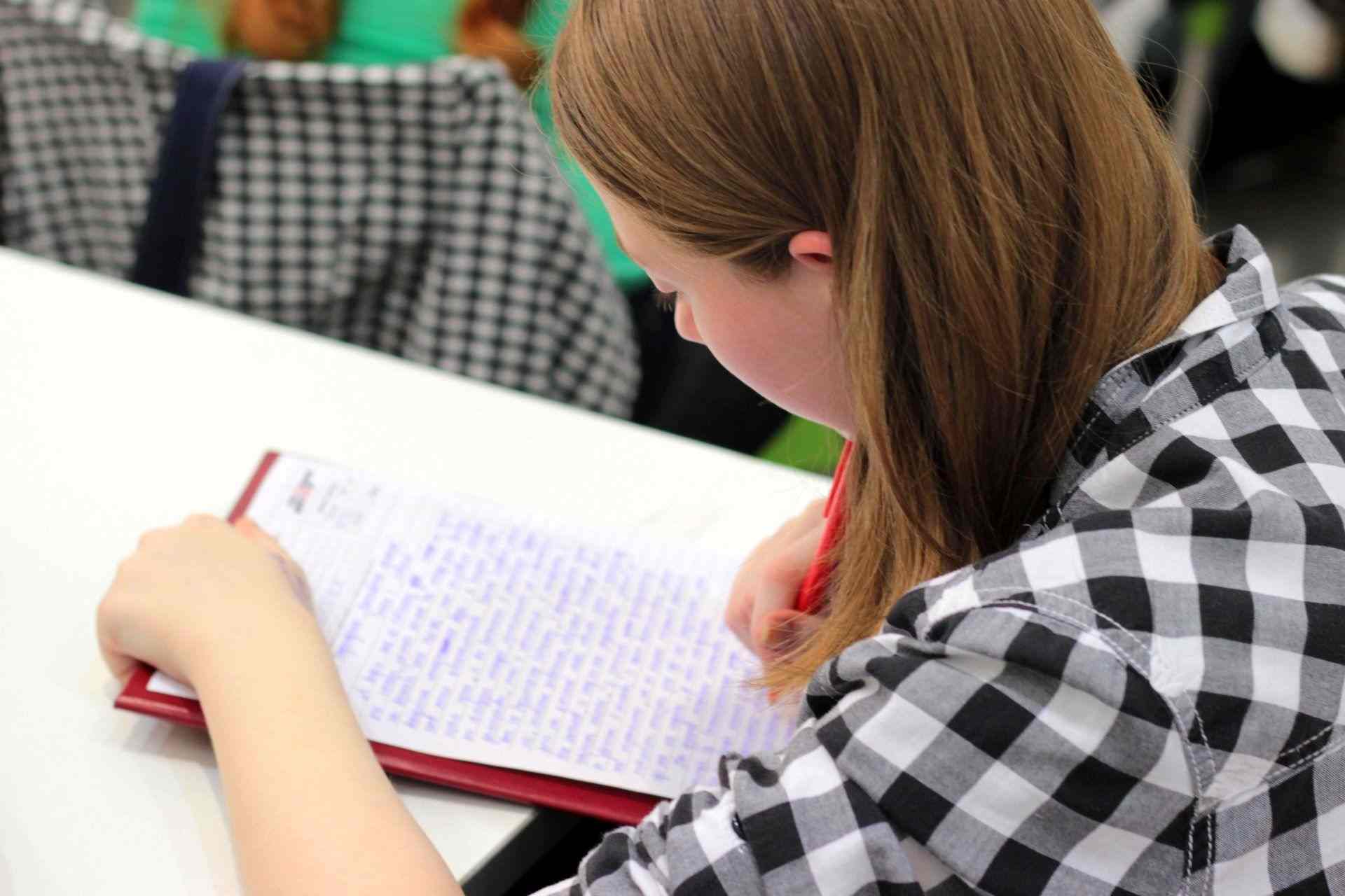 Leerling die schrijft