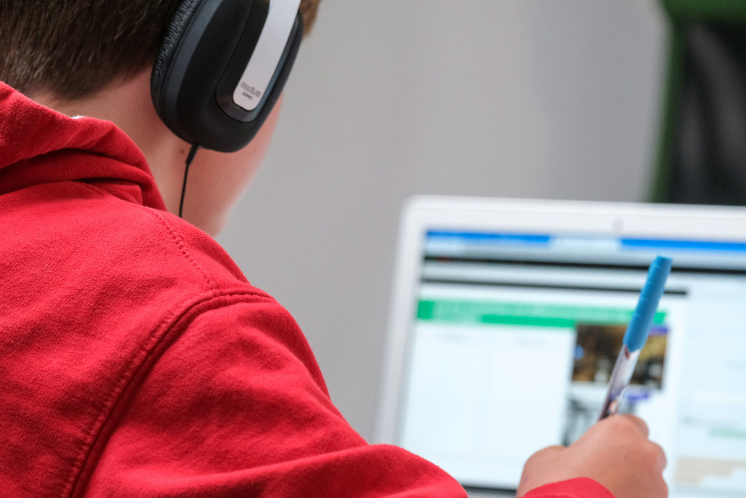 Leerling aan het werk op laptop