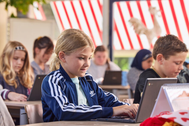 Basisschool kind werkt op laptop met open leermateriaal.