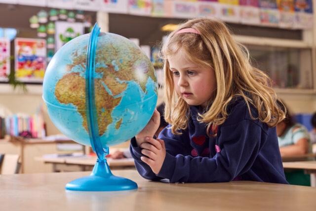 Basisschoolkind onderzoekt