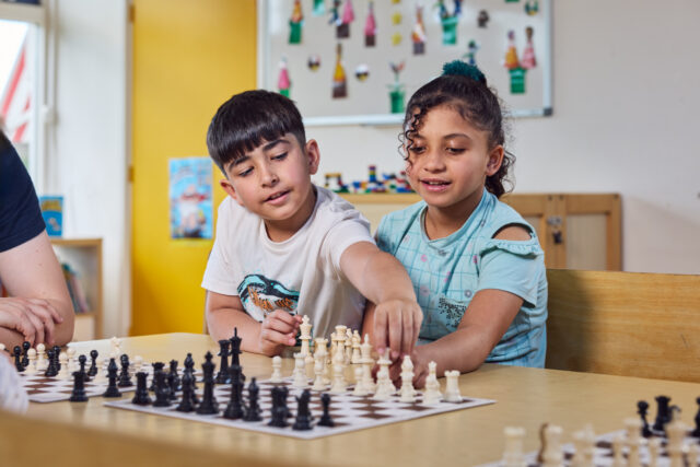Basisschoolkinderen leren schaken.