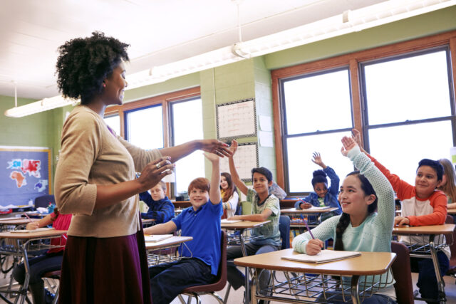 Lerares geeft tweetalig onderwijs.