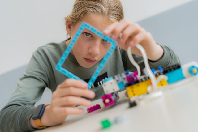 Kind is met een technische opdracht bezig