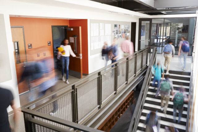 Middelbare scholieren die op de gang en trappenhuis lopen
