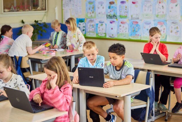 Basisschoolkinderen werken met open leermateriaal.