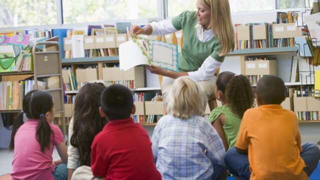 Kinderen worden voorgelezen door juf.
