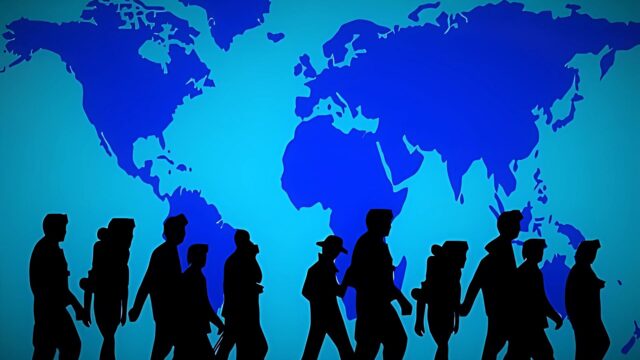 Silhouetten van mensen tegen een beeld van de wereldkaart.