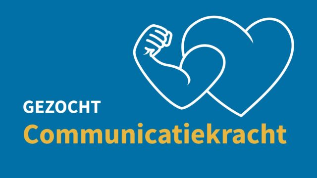 Blauwe achtergrond met illustratie hart met sterke arm voorzien van tekst:gezocht communicatiekracht.