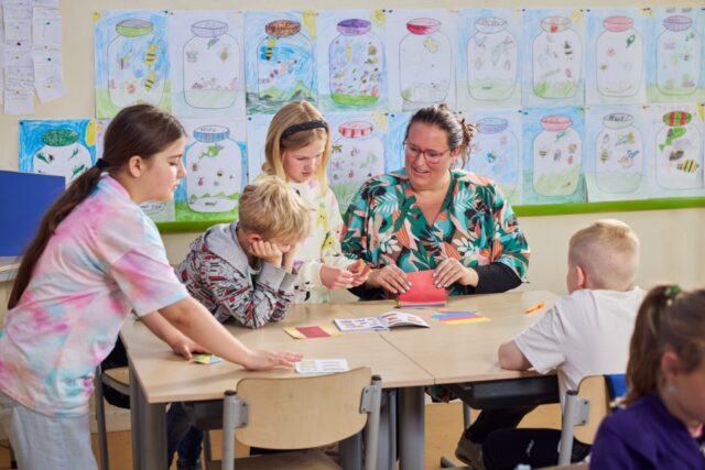 Leerkracht basisonderwijs in klas met leerlingen
