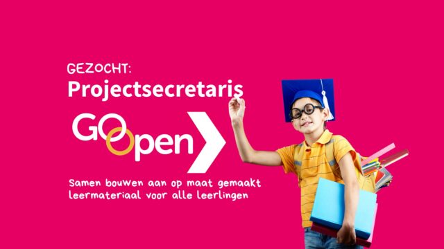 Scholier met boeken onder de arm wijst met een krijtje aan de functie van Projectsecretaris