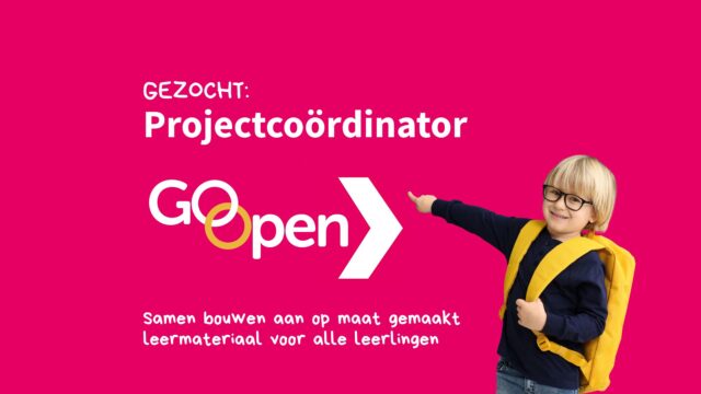 Schooljongen met gele rugtas wijst functiebenaming aan van Projectcoördinator