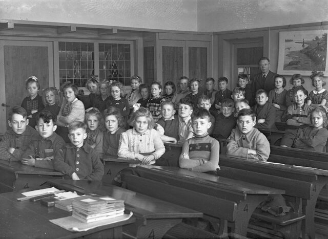 uvrm-onderwijs-Openbare_Lagere_School_Amersfoort-1946-wikimedia
