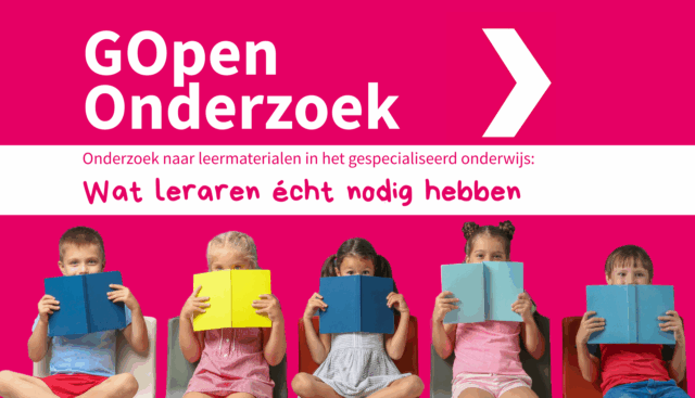 Vijf kinderen op een rij met een boek half voor het gezicht.